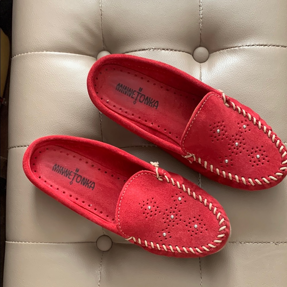 Minnetonka Scarlet Moccasins with Cream Detailing